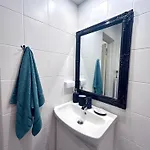 Stella's Kappeli - Near Bus Station And Airport - Near Bus Tram Stops - Free Parking, Wifi And Netflix - New Renovation Apartment Tallinn