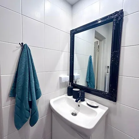 Stella's Kappeli - Near Bus Station And Airport - Near Bus Tram Stops - Free Parking, Wifi And Netflix - New Renovation Apartament Tallin