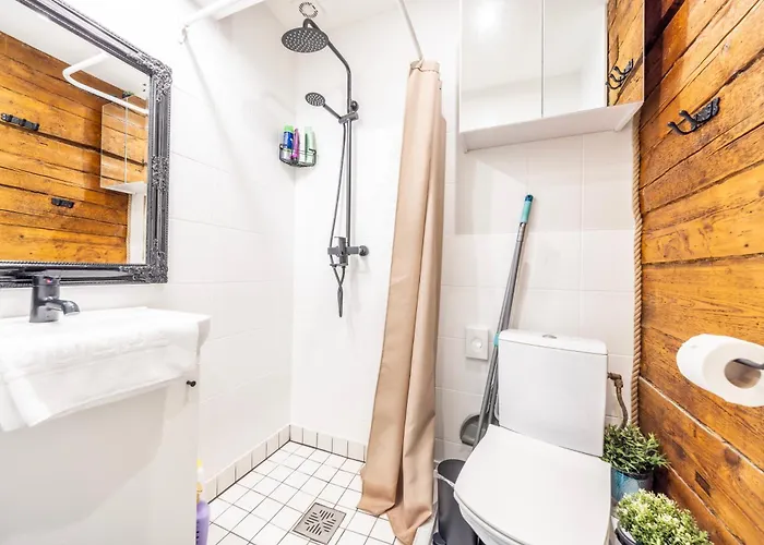 Stella's Kappeli - Near Bus Station And Airport - Near Bus Tram Stops - Free Parking, Wifi And Netflix - New Renovation * Tallinn